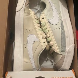 Nike Women Low Blazer 77'